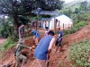 Trường mầm non Huổi mí tổ chức lao động tu sửa và  xây dựng cơ sở vật chất đầu năm học